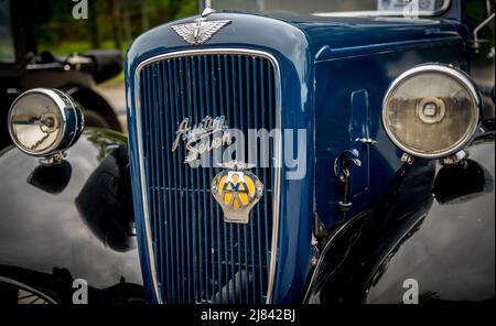 Die Mitglieder des Autoclubs Pre war Austin 7, die an der ‘Century of Sevens-Tour’ durch die Derbyshire Dales teilnehmen. Stockfoto