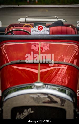 Die Mitglieder des Autoclubs Pre war Austin 7, die an der ‘Century of Sevens-Tour’ durch die Derbyshire Dales teilnehmen. Stockfoto
