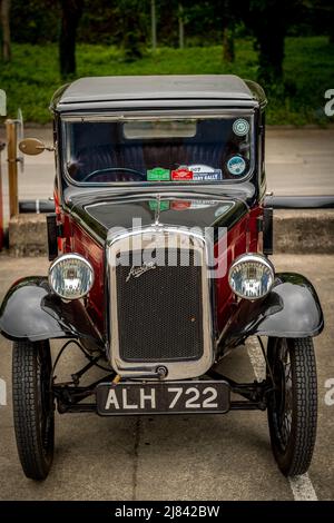 Die Mitglieder des Autoclubs Pre war Austin 7, die an der ‘Century of Sevens-Tour’ durch die Derbyshire Dales teilnehmen. Stockfoto
