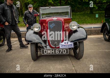 Die Mitglieder des Autoclubs Pre war Austin 7, die an der ‘Century of Sevens-Tour’ durch die Derbyshire Dales teilnehmen. Stockfoto