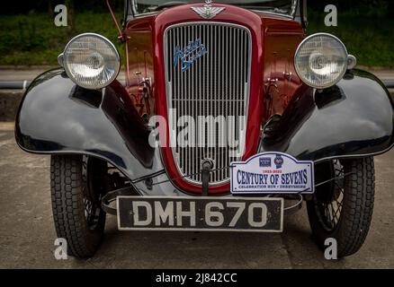 Die Mitglieder des Autoclubs Pre war Austin 7, die an der ‘Century of Sevens-Tour’ durch die Derbyshire Dales teilnehmen. Stockfoto