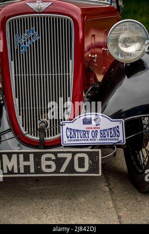 Die Mitglieder des Autoclubs Pre war Austin 7, die an der ‘Century of Sevens-Tour’ durch die Derbyshire Dales teilnehmen. Stockfoto