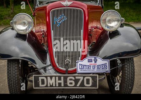 Die Mitglieder des Autoclubs Pre war Austin 7, die an der ‘Century of Sevens-Tour’ durch die Derbyshire Dales teilnehmen. Stockfoto
