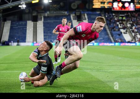 Huddersfield, Großbritannien. 12.. Mai 2022. Probiere Wigan Sam Halsall am 12. Mai 2022 beim Super League-Spiel zwischen Huddersfield Giants und Wigan Warriors im John Smiths Stadium, Huddersfield, England, aus. Foto von Simon Hall. Nur zur redaktionellen Verwendung, Lizenz für kommerzielle Nutzung erforderlich. Keine Verwendung bei Wetten, Spielen oder Veröffentlichungen einzelner Clubs/Vereine/Spieler. Kredit: UK Sports Pics Ltd/Alamy Live Nachrichten Stockfoto