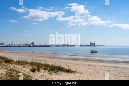 Blick auf La Pallice, von Rivedoux, Insel RE, der Handelshafen von La Rochelle. Frachtschiffe und Krane im Handelshafen Stockfoto