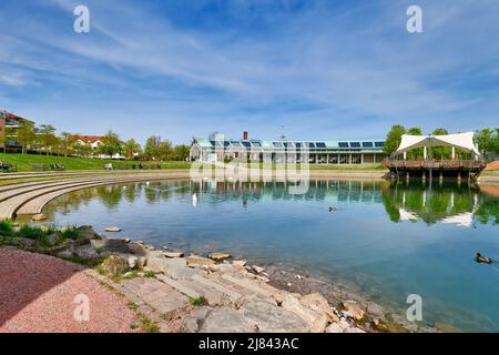 Freiburg, Deutschland - April 2022: Park 'Seegpark' mit See und kleiner Freilichtbühne Stockfoto