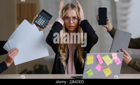 Traurige überarbeiteten erschöpft müde Geschäftsmädchen mit Frau Arbeitskraft Manager in Brille halten Kopf Multitasking Stress Probleme mit der Arbeit Sitztisch Stockfoto