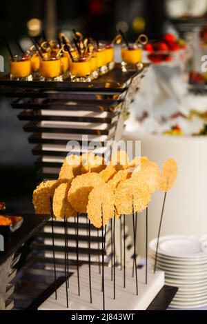 Käse Chips auf einem Stick auf einer Holzkiste. Stockfoto