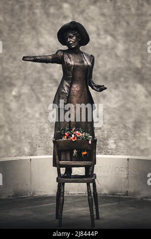 Statue der Emmeline Pankhurst von Hazel Reeves auf dem St. Peter's Square in Manchester - Rise Up Women Stockfoto