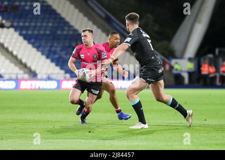 Huddersfield, Großbritannien. 12.. Mai 2022. Wigans Harry Smith läuft bei der Huddersfield Defence während des Super League-Spiels zwischen Huddersfield Giants und Wigan Warriors am 12. Mai 2022 im John Smiths Stadium, Huddersfield, England. Foto von Simon Hall. Nur zur redaktionellen Verwendung, Lizenz für kommerzielle Nutzung erforderlich. Keine Verwendung bei Wetten, Spielen oder Veröffentlichungen einzelner Clubs/Vereine/Spieler. Kredit: UK Sports Pics Ltd/Alamy Live Nachrichten Stockfoto