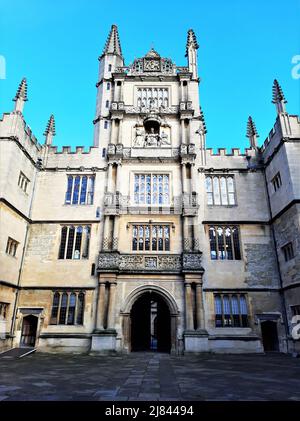 Blick auf den Turm der fünf Orden in der Bodleian Library aus der Sicht des Schools Quad der Bodleian Library (Oxford University) Stockfoto