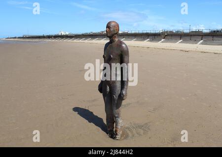 Einer der berühmten Iron Men am Crosby Beach in Liverpool, Großbritannien. 100 dieser Eisenstatuen sind seit 2005 am Strand. Stockfoto