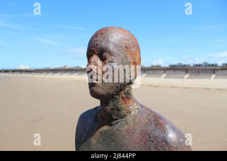 Einer der berühmten Iron Men am Crosby Beach in Liverpool, Großbritannien. 100 dieser Eisenstatuen sind seit 2005 am Strand. Stockfoto