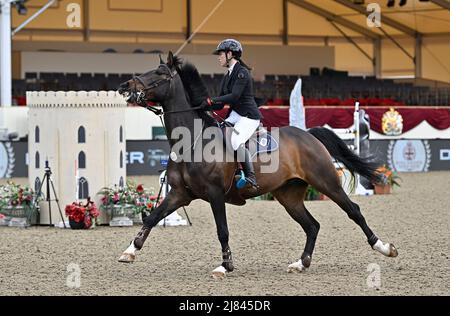 Windsor, Großbritannien. 12.. Mai 2022. Royal Windsor Pferdeshow. Windsor. Megan Li fährt IN der 4. Klasse, dem Land Rover National 1,40m Open-Springwettbewerb bei der Royal Windsor Horse Show, PREMIERE IN TITAN. Windsor. Vereinigtes Königreich. Kredit: Sport In Bildern/Alamy Live Nachrichten Stockfoto