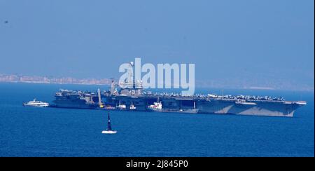 Neapel, Italien. 12.. Mai 2022. Der nukleare Flugzeugträger Truman, der in der Bucht von Neapel vertäut ist, engagiert sich im Sicherheitsbetrieb der sechsten Flotte für die maritime Stabilität. (Foto: Pasquale Gargano/Pacific Press) Quelle: Pacific Press Media Production Corp./Alamy Live News Stockfoto