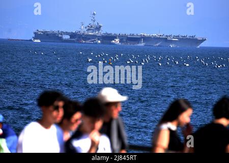 Neapel, Italien. 12.. Mai 2022. Der nukleare Flugzeugträger Truman, der in der Bucht von Neapel vertäut ist, engagiert sich im Sicherheitsbetrieb der sechsten Flotte für die maritime Stabilität. (Foto: Pasquale Gargano/Pacific Press) Quelle: Pacific Press Media Production Corp./Alamy Live News Stockfoto