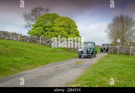 Die Mitglieder des Autoclubs Pre war Austin 7, die an der ‘Century of Sevens-Tour’ durch die Derbyshire Dales teilnehmen. Stockfoto