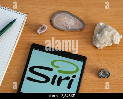 Deutschland. 12.. Mai 2022. Auf diesem Foto Illustration Siri Inc. Eigentum von Apple Inc. Logo auf einem Tablet zu sehen. (Foto von Igor Golovniov/SOPA Images/Sipa USA) Quelle: SIPA USA/Alamy Live News Stockfoto