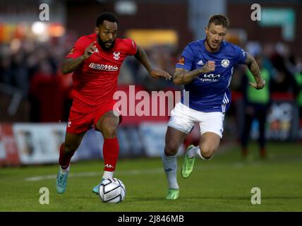 Brad Abbott von Boston United kämpft während des National League North-Spiels im Aggborough Stadium, Kidderminster, um den Ball mit Ashley Hemmings von Kidderminster Harriers. Bilddatum: Donnerstag, 12. Mai 2021. Stockfoto