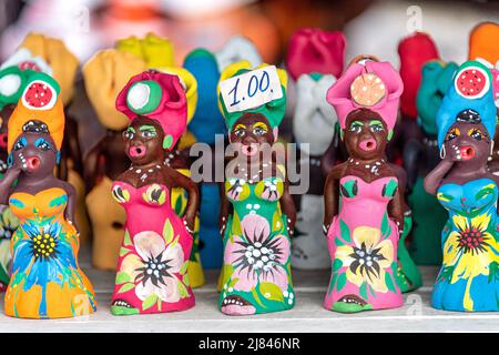 Kleine afrikanische Puppen mit traditioneller Kleidung zum Verkauf als Souvenirs auf einem Kunsthandwerksmarkt. Stockfoto