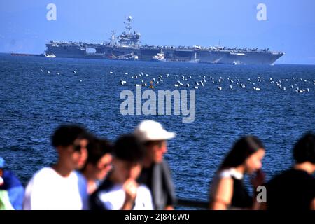 Neapel, Kampanien, Italien. 12.. Mai 2022. Der nukleare Flugzeugträger Truman, der in der Bucht von Neapel vertäut ist, engagiert sich im Sicherheitsbetrieb der sechsten Flotte für die maritime Stabilität. (Bild: © Pasquale Gargano/Pacific Press via ZUMA Press Wire) Stockfoto