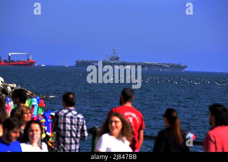 Neapel, Kampanien, Italien. 12.. Mai 2022. Der nukleare Flugzeugträger Truman, der in der Bucht von Neapel vertäut ist, engagiert sich im Sicherheitsbetrieb der sechsten Flotte für die maritime Stabilität. (Bild: © Pasquale Gargano/Pacific Press via ZUMA Press Wire) Stockfoto