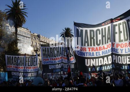 Buenos Aires, Argentinien, 12.. Mai 2022. Die Sozialorganisationen des Bundesmarsches hielten auf der Plaza de Mayo einen Akt unter dem Motto: Für Arbeit und Gehalt; gegen Hunger und Armut. (Bild: Esteban Osorio/Alamy Live News) Stockfoto