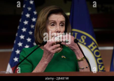 Washington, Usa. 12.. Mai 2022. Die Sprecherin des Repräsentantenhauses, Nancy Pelosi (D-CA), spricht während ihrer wöchentlichen Pressekonferenz im HVC/Capitol Hill in Washington DC, USA, über den Ukraine-Konflikt, die Covid 19-Pandemie und die Inflation in den USA. Kredit: SOPA Images Limited/Alamy Live Nachrichten Stockfoto