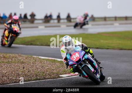 Portrush, Antrim, Nordirland. 12.. Mai 2022. FonaCAB Nicholl Oils Northwest 200 Races; Alastair Seeley (IFS Yamaha) gewinnt Thursday Nights SuperStock Race Credit: Action Plus Sports/Alamy Live News Stockfoto