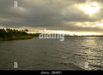 Hüttenvermietungen und Camping, am Wasser, am Lake Shelby im Gulf State Park, entlang der Küstengemeinde von Gulf Shores, Alabama, USA Stockfoto