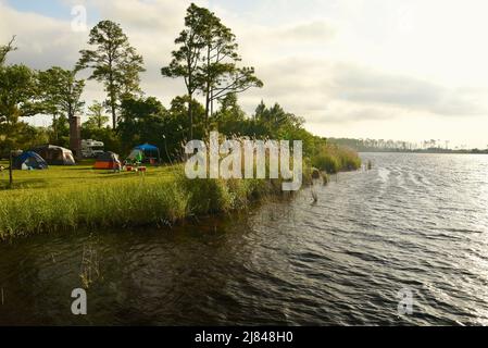 Hüttenvermietungen und Camping, am Wasser, am Lake Shelby im Gulf State Park, entlang der Küstengemeinde von Gulf Shores, Alabama, USA Stockfoto