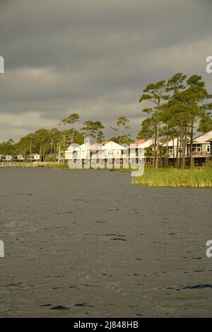 Hüttenvermietungen und Camping, am Wasser, am Lake Shelby im Gulf State Park, entlang der Küstengemeinde von Gulf Shores, Alabama, USA Stockfoto