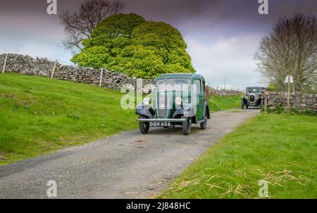 Die Mitglieder des Autoclubs Pre war Austin 7, die an der ‘Century of Sevens-Tour’ durch die Derbyshire Dales teilnehmen. Stockfoto