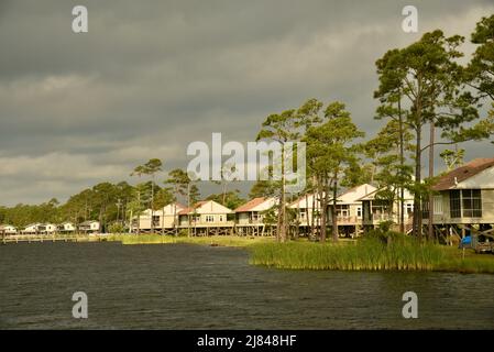 Hüttenvermietungen und Camping, am Wasser, am Lake Shelby im Gulf State Park, entlang der Küstengemeinde von Gulf Shores, Alabama, USA Stockfoto