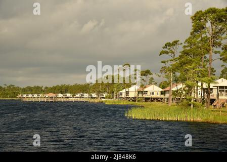 Hüttenvermietungen und Camping, am Wasser, am Lake Shelby im Gulf State Park, entlang der Küstengemeinde von Gulf Shores, Alabama, USA Stockfoto