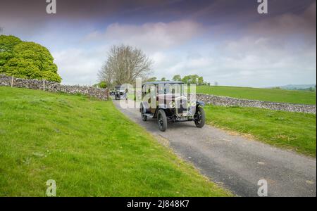 Die Mitglieder des Autoclubs Pre war Austin 7, die an der ‘Century of Sevens-Tour’ durch die Derbyshire Dales teilnehmen. Stockfoto