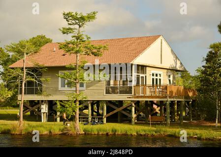 Hüttenvermietungen und Camping, am Wasser, am Lake Shelby im Gulf State Park, entlang der Küstengemeinde von Gulf Shores, Alabama, USA Stockfoto