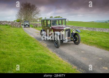 Die Mitglieder des Autoclubs Pre war Austin 7, die an der ‘Century of Sevens-Tour’ durch die Derbyshire Dales teilnehmen. Stockfoto