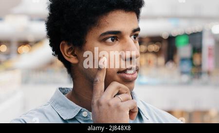 Nahaufnahme männlich nachdenklichen Gesicht, Porträt afroamerikanischen verwirrt Geschäftsmann im Inneren stehen tief in Gedanken denken erinnern sich an die Erinnerung zu schaffen Stockfoto