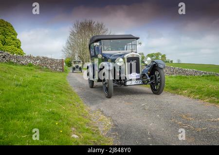 Die Mitglieder des Autoclubs Pre war Austin 7, die an der ‘Century of Sevens-Tour’ durch die Derbyshire Dales teilnehmen. Stockfoto