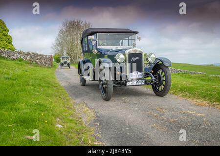 Die Mitglieder des Autoclubs Pre war Austin 7, die an der ‘Century of Sevens-Tour’ durch die Derbyshire Dales teilnehmen. Stockfoto