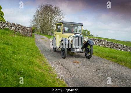 Die Mitglieder des Autoclubs Pre war Austin 7, die an der ‘Century of Sevens-Tour’ durch die Derbyshire Dales teilnehmen. Stockfoto