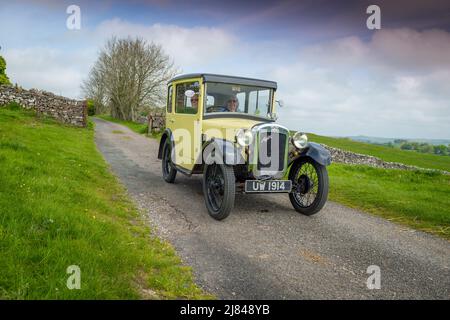 Die Mitglieder des Autoclubs Pre war Austin 7, die an der ‘Century of Sevens-Tour’ durch die Derbyshire Dales teilnehmen. Stockfoto