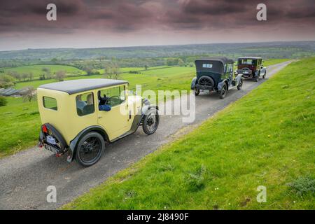 Die Mitglieder des Autoclubs Pre war Austin 7, die an der ‘Century of Sevens-Tour’ durch die Derbyshire Dales teilnehmen. Stockfoto