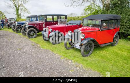 Die Mitglieder des Autoclubs Pre war Austin 7, die an der ‘Century of Sevens-Tour’ durch die Derbyshire Dales teilnehmen. Stockfoto