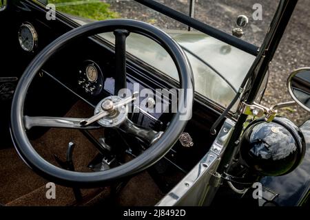 Die Mitglieder des Autoclubs Pre war Austin 7, die an der ‘Century of Sevens-Tour’ durch die Derbyshire Dales teilnehmen. Stockfoto