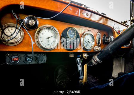 Die Mitglieder des Autoclubs Pre war Austin 7, die an der ‘Century of Sevens-Tour’ durch die Derbyshire Dales teilnehmen. Stockfoto