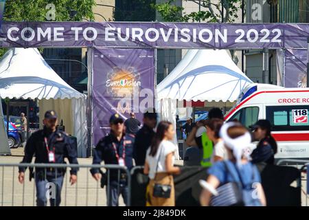 Logo des Eurovision Song Contest 2022 vor der Arena, Austragungsort des Finales. Turin, Italien - Mai 2022 Stockfoto