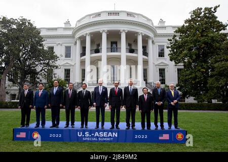 Washington, USA. 12.. Mai 2022. US-Präsident Joe Biden (C) posiert mit den Führern des US-ASEAN-Sondergipfels während eines Familienfotos auf dem South Lawn des Weißen Hauses in Washington, DC, USA, am 12. März 2022. Biden begrüßte die Staats- und Regierungschefs der ASEAN-Länder und den ASEAN-Generalsekretär im Weißen Haus, als der US-ASEAN-Sondergipfel, der zweite Sondergipfel seit 2016, zusammentritt. Auf dem Gipfel sollen die COVID-19-Reaktion sowie die globale Gesundheitssicherheit, der Klimawandel und die nachhaltige Entwicklung angesprochen werden. Quelle: SIPA USA/Alamy Live News Stockfoto