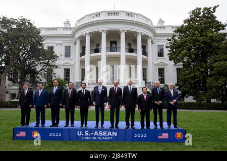 Washington, DC, USA, 12. Mai 2022. US-Präsident Joe Biden (C) posiert mit den Führern des US-ASEAN-Sondergipfels während eines Familienfotos auf dem South Lawn des Weißen Hauses in Washington, DC, USA, am 12. März 2022. Biden begrüßte die Staats- und Regierungschefs der ASEAN-Länder und den ASEAN-Generalsekretär im Weißen Haus, als der US-ASEAN-Sondergipfel, der zweite Sondergipfel seit 2016, zusammentritt. Auf dem Gipfel sollen die COVID-19-Reaktion sowie die globale Gesundheitssicherheit, der Klimawandel und die nachhaltige Entwicklung angesprochen werden. Stockfoto